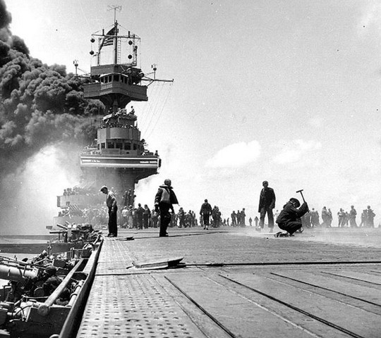 Tàu sân bay Yorktown bốc cháy sau khi các nồi hơi bị trúng bom trong trận Midway