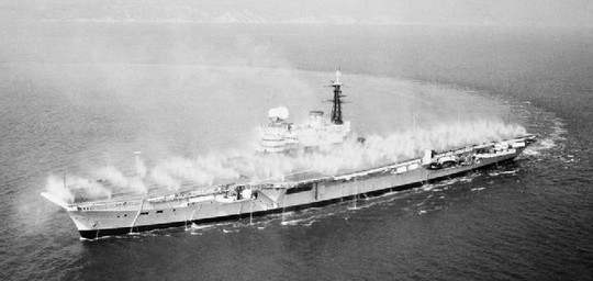 Tàu sân bay HMS Hermes của hải quân Anh đang diễn tập với các vòi phun tia cao áp năm 1961
