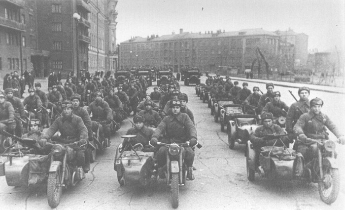 Đoàn môtô Xô-viết M-72 trên đường phố Châu Âu