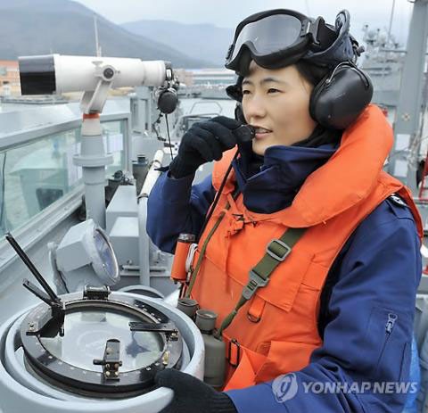 Cô Ahn Hyo-joo, 31 tuổi là một trong hai nữ chỉ huy tàu chiến đầu tiên của Hàn Quốc