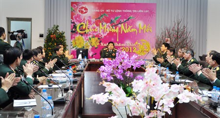 Đại tướng Phùng Quang Thanh chúc Tết Bộ tư lệnh TTLL và chúc Tết quân, dân Trường Sa bằng hình thức trực tuyến. Ảnh: Phú Sơn