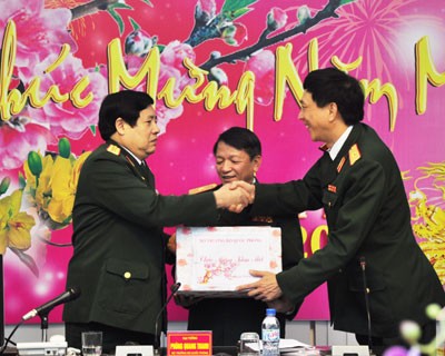 Đồng chí Bộ trưởng Bộ Quốc phòng tặng quà Tết cho Bộ tư lệnh Binh chủng TTLL. Ảnh: Phú Sơn