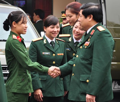 Đại tướng Phùng Quang Thanh thăm hỏi, động viên, chúc Tết chiến sĩ nữ của Bộ tư lệnh Binh chủng TTLL. Ảnh: Phú Sơn