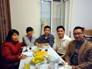 Ba công dân Việt Nam (giữa) trò chuyện với phóng viên TTXVN. (Ảnh: Phân xã Rome)