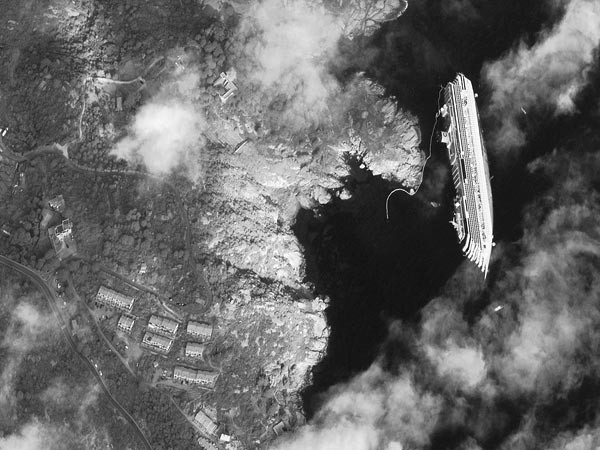 Hình ảnh tàu Costa Concordia bị lật ngoài khơi hòn đảo Giglio, Italia được chụp từ vệ tinh