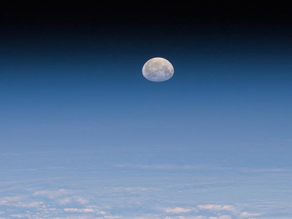 Mặt trăng như bị méo mó khi lớp khí quyển che khuất một phần