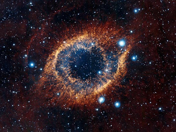 Tinh vân Helix trông giống như con ngươi của đôi mắt khi một ngôi sao như hệ mặt trời của chúng ta đã ngừng hoạt động trong tinh vân này