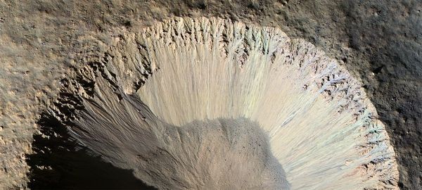 Hình ảnh sườn một miệng hố lớn trên hành tinh đỏ trông như dẻ quạt. Hình ảnh được ghi lại bởi camera HiRiSE trên tàu thăm dò sao Hỏa Reconnaissance của Cơ quan vũ trụ Mỹ (NASA)