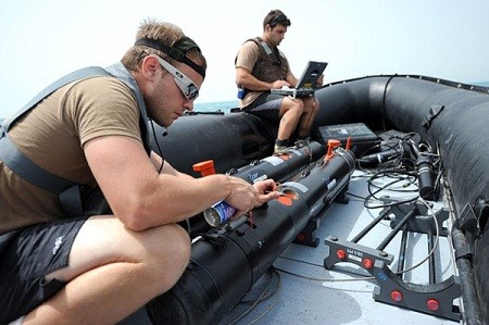 Lính hải quân chuẩn bị thả một UUV xuống nước để thử nghiệm.