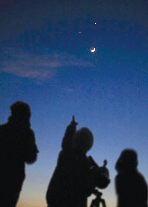 Mặt Trăng, sao Mộc, sao Kim hội ngộ trên bầu trời (chụ bởi Gopal Chitrakar)