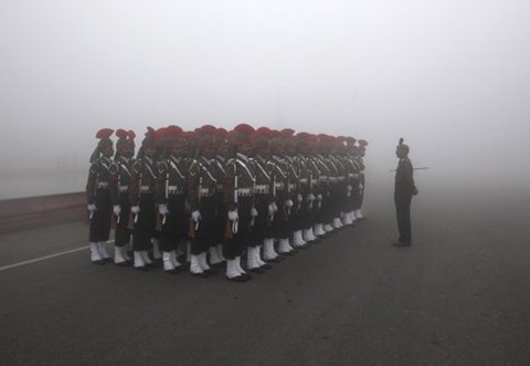 Các binh sĩ nghe chỉ thị của sĩ quan trước khi tập luyện tại thành phố New Delhi