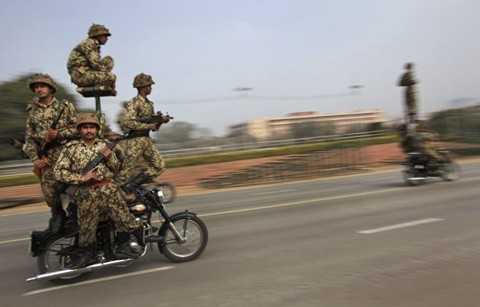 Lính bảo vệ biên giới trình diễn trên xe máy.