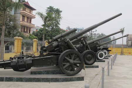 Khu trưng bày pháo mặt đất tại Bảo tàng Vũ khí