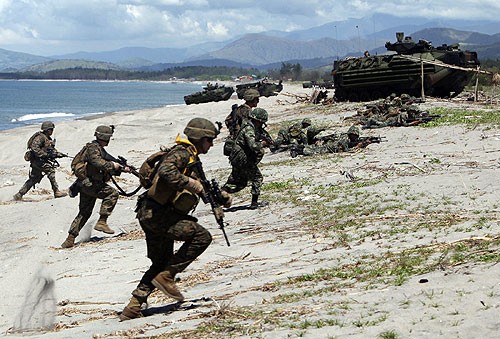 Lính Mỹ và Philippines tập trận tại tỉnh Zambales, phía bắc Manila, hồi năm 2011 - Ảnh: Reuters