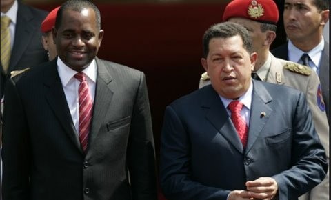 Tổng thống Venezuela Hugo Chavez bên cạnh Thủ tướng Dominica Roosevelt Skerrit trong buổi đón tiếp ở Caracas. Skerrit, 40 tuổi, trở thành thủ tướng từ năm 2004. Ông học tại Đại học New Mexico của Mỹ và ra trường với tấm bằng đại học chuyên ngành tiếng Anh cùng bằng tâm lý tại Đại học Mississippi. Năm 2000, ông được bầu vào Quốc hội và giữ vai trò Bộ trưởng Giáo dục. Khi cựu thủ tướng Pierre Charles đột ngột qua đời vì đau tim, ông được tiến cử thay thế và nhậm chức năm 2004 khi mới 32 tuổi