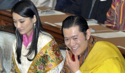 Quốc vương của Bhutan, Jigme Khesar Namgyel Wangchuck, 36 tuổi, mỉm cười với hoàng hậu Jetsun Pema sau một bài phát biểu tại Nghị viện Nhật Bản ở Tokyo. Ông lên ngôi năm 28 tuổi