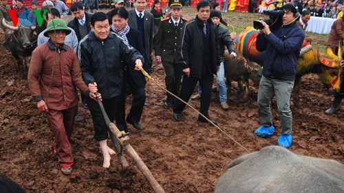 Chủ tịch nước Trương Tấn Sang đi xá cầy đầu năm (Ảnh: Quang Trung).