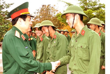 Bộ trưởng Phùng Quang Thanh hỏi chuyện các chiến sĩ phục vụ tại huyện đảo. Ảnh: PHẠM NGỌC TUÂN