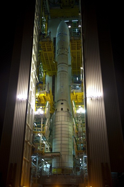 Vega được đặt trong giàn tự động tại bệ phóng.