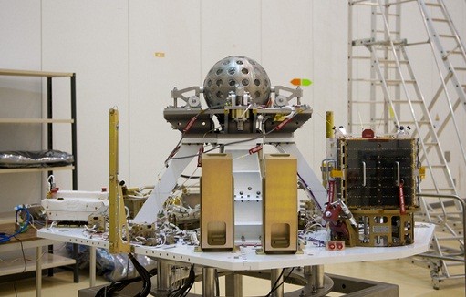Vệ tinh Lares đang được kiểm tra để Vega phóng lên vũ trụ.