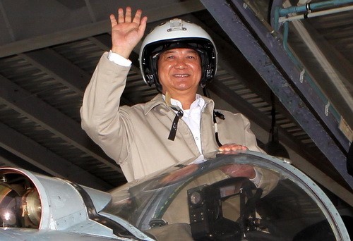 Thủ tướng đứng trên máy bay chiến đấu.