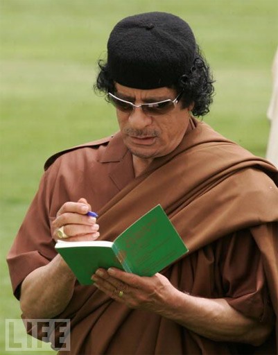 Chiếc nhẫn cưới bằng bạc (tay trái) cùng chiếc áo dính máu của ông Gadhafi được rao bán giá hai triệu USD. Ảnh: LIFE