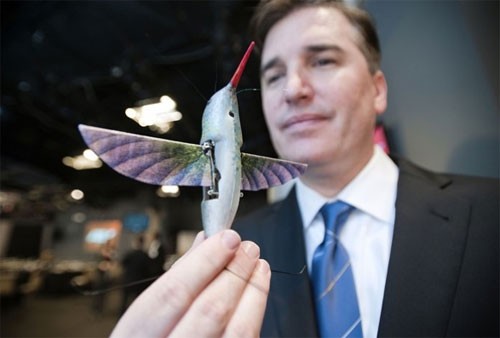 1. Nano Hummingbird. Là một trong những máy bay không người lái nằm trong chương trình nghiên cứu của công ty AeroVironment, chú chim ruồi Nano Hummingbird chính là một trong những sản phẩm nổi bật và nhỏ bé nhất. Được sản xuất theo hợp đồng nghiên cứu được Cơ quan quản lý dự án nghiên cứu phát triển (ARPA) thuộc Bộ quốc phòng Mỹ tài trợ. Người ta kỳ vọng, chiếc máy bay hoạt động theo kiểu bắt chước cách bay của loài chim ruồi này có thể cung cấp những hình ảnh trinh sát và giám sát trong môi trường đô thị để phục vụ tác chiến.