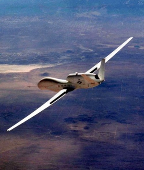 6. Global Hawk. Global Hawk là máy bay do thám không người lái hiện đại nhất của quân đội Mỹ. Nó được đánh giá là sự kì diệu của công nghệ Mỹ, với khả năng do thám trên một diện tích lớn, bay liên tục 30 giờ trước khi hết nhiên liệu và quan sát một khu vực có diện tích lên tới 100.000 km2, sau đó ghi hình các mục tiêu.