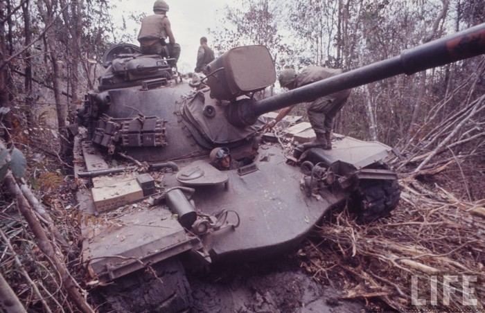 Trung đoàn Kỵ binh bọc thép số 11 của Lục quân Mỹ. ẢNH: Một chiếc xe tăng của lính Mỹ -Ngụy bị sa lầy trên đường hành quân
