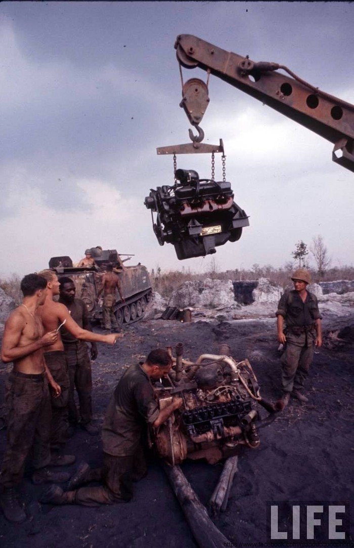 Trung đoàn Kỵ binh bọc thép số 11 của Lục quân Mỹ. ẢNH: Lính Mỹ sửa chữa động cơ xe thiếp giáp bị hỏng