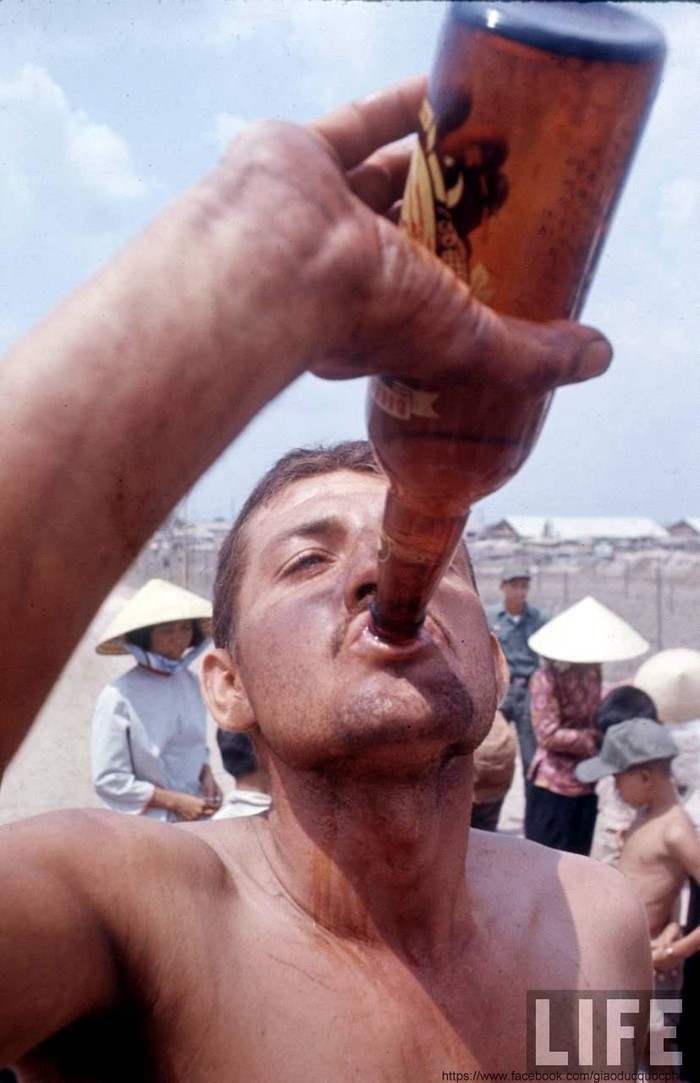 Lính của Trung đoàn Kỵ binh bọc thép số 11 của Lục quân Mỹ ngửa cổ ừng ừng tu chai bia để giải khát