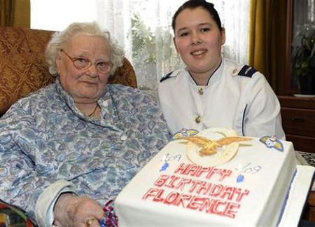 Bà Florence Green nhận bánh mừng sinh nhật lần thứ 109 vào ngày 19/2/2010 từ Lực lượng không quân Hoàng gia – Nguồn: AP