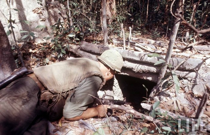 Trung đoàn Kỵ binh bọc thép số 11 của Lục quân Mỹ. ẢNH: Lính Mỹ phát hiện thấy một đường dẫn xuống địa của Quân đội Việt Nam