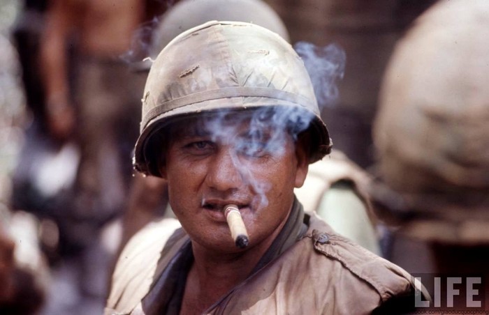 Lính Trung đoàn Kỵ binh bọc thép số 11 của Lục quân Mỹ hút thuốc lá