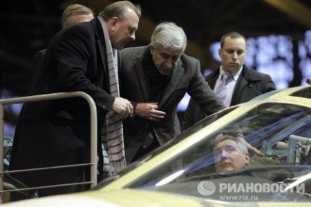 Phó Thủ tướng Rogozin (bên trong buồng lái chiếc Su-34) và ông Mikhail Pogosyan (thứ hai từ bên phải sang), Chủ tịch Tổng công ty máy bay nhà nước Nga đến thăm NAPO.