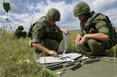 Các binh sĩ Nga chuẩn bị cho chuyến trinh sát của UAV Grusha.