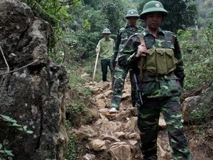 Chiến sỹ Đồn Biên phòng Hữu Nghị tuần tra kiểm soát đường mòn biên giới thuộc địa bàn huyện Cao Lộc. (Ảnh: Tuấn Anh/TTXVN)