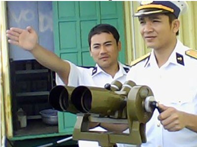 Thiếu úy Nguyễn Mạnh Tuấn cùng đồng đội quan sát mục tiêu trên biển