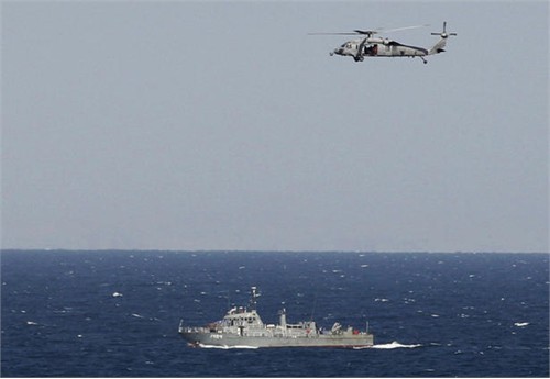 Một máy bay của Mỹ theo chân tàu tuần tiễu của Iran trong hành trình đi qua eo biển Hormuz của hạm đội tàu chiến Mỹ ngày 14/2. Ảnh: AP