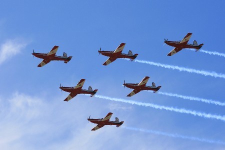 Mở đầu triển lãm là màn trình diễn của phi đội nhào lộn với 6 máy bay PC-9 Roulettes của Không quân Australia.