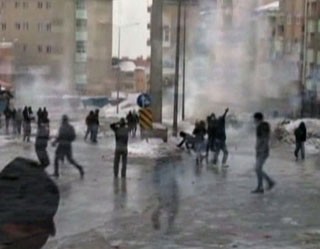 Người Kurd đụng độ với cảnh sát tại Thổ Nhĩ Kỳ - Ảnh: Reuters
