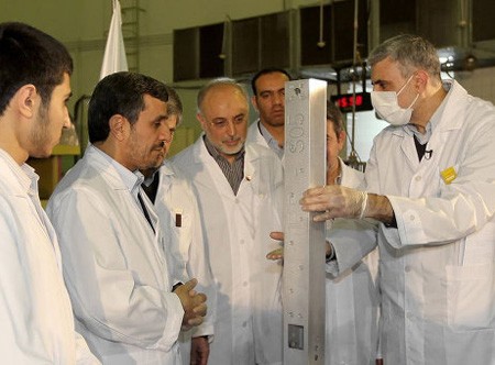 Tổng thống Ahmadinejad tại lò phản ứng nghiên cứu ở phía tây bắc Tehran hôm 15/2.
