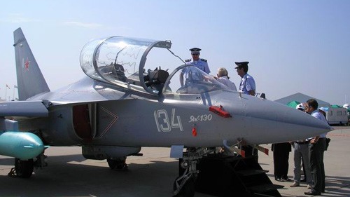 Chuyên gia quân sự các nước tìm hiểu máy bay huấn luyện Yak-130 của Nga (Ảnh: Quang Sơn)