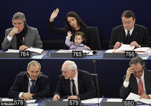 Bà Licia Ronzulli và con gái giơ tay biểu quyết trong phiên họp của Nghị viện châu Âu ở Strasbourg (Pháp)