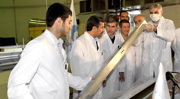 Tổng thống Iran Ahmadinejad thăm một cơ sở làm giàu uranium (Ảnh: Tân Hoa xã)