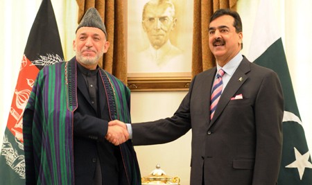 Thủ tướng Pakixtan Yousuf Raza Gilani (phải) và Tổng thống Ápganixtan Hamid Karzai trong cuộc gặp ở Ixlamabát, ngày 16/2. Ảnh: AFP/TTXVN