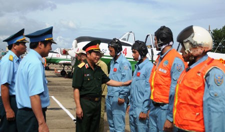 Thượng tướng Đỗ Bá Tỵ thăm học viên phi công Trung đoàn 920