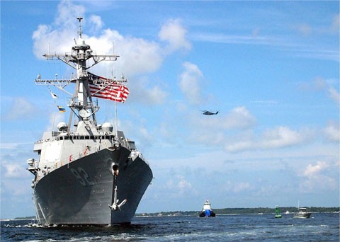 USS Momsen là một trong hai khu trục hạm đang đi theo tàu sân bay USS Abraham Lincoln. Tàu khu trục hạm lớp Arleigh Burke này là một trong những chiến hạm mới và hiện đại nhất trong biên chế hiện nay của hải quân Mỹ. Ảnh: USS-Momsen.com