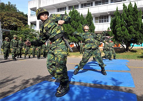 Binh sĩ trẻ Đài Loan luyện ném lựu đạn - Ảnh: AFP