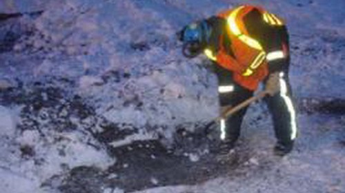 Một công nhân dọn bùn trong một tai nạn tương tự ở Alaska năm 2007 - Ảnh: widerness.org